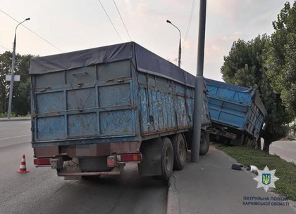 Возле Велозавода фура с прицепом вылетела на тротуар (ФОТО)