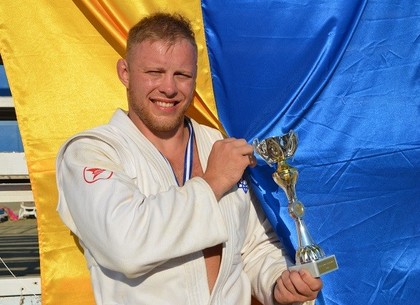 Украинец победил на международном турнире по пляжному самбо