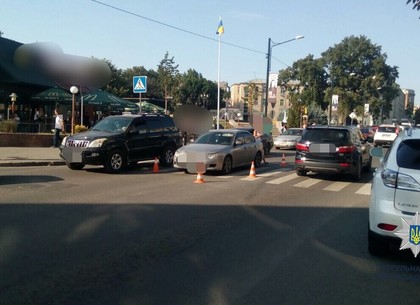 На пешеходном переходе в центре Харькова сбили женщину
