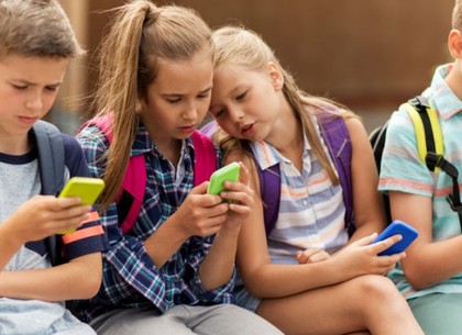 Во французских школах запретили смартфоны