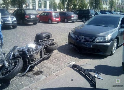 ДТП на площади Свободы: пострадал мотоциклист