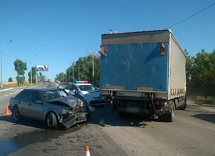 Утром на Гагарина Volvo врезалась в грузовик: три человека в больнице