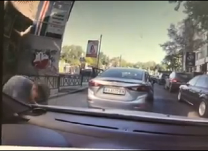 В центре Харькова водителю проткнули ножом шину: коментарий полиции