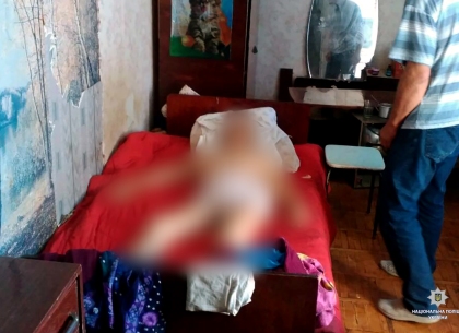 В пригороде Харькова мужчина забил до смерти мать-старушку