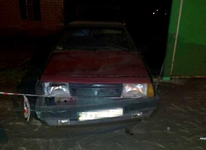Под Харьковом автомобиль влетел в остановку: пострадали две женщины