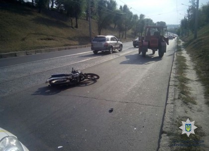 В центре Харькова мотоциклист не увернулся от трактора