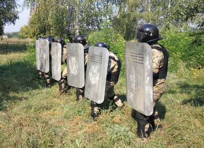 Под Харьковом учились предотвращать беспорядки в колониях (ФОТО)