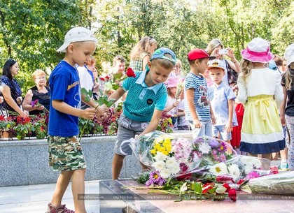 К памятникам освободителям Харькова возлагают цветы (ФОТО)