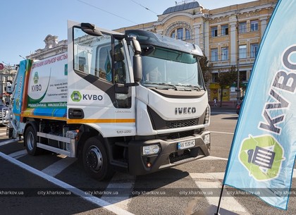 Новая техника для уборки отходов вышла на улицы Харькова (ФОТО)