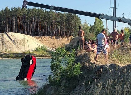 На Безлюдовке в водоем «нырнул» красный Chery