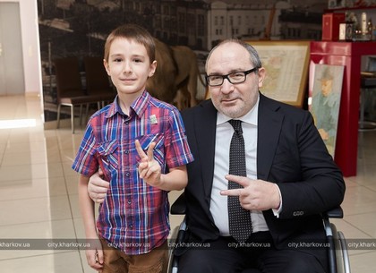 Геннадий Кернес наградил юного чемпиона мира по шахматам Тихона Черняева