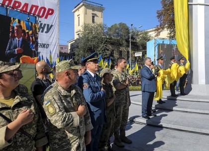Порошенко: Под сине-желтыми цветами мы боролись и боремся за собственную свободу и волю Украины