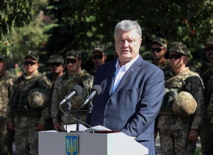Порошенко – украинским дипломатам: Ваша служба должна работать как военное подразделение
