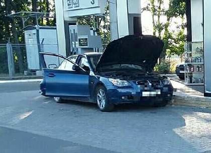 Полицейская погоня на Салтовке: водитель BMW, находящийся в розыске, врезался в заправку (ФОТО)
