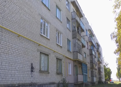 Жители многоэтажки под Харьковом в реальной опасности (ВИДЕО)