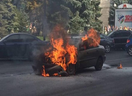 В центре Харькова на ходу загорелся Lanos