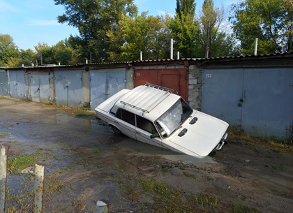 В Харькове неожиданно провалилась в яму советская автоклассика (ФОТО)