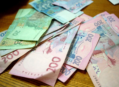 Многодетная почтальонша украла 10 тысяч гривен у 82-летнего дедушки