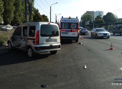 Водитель Renault едва не погубил беременную женщину, ехавшую в скорой помощи (ФОТО)
