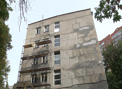Коммунальщики устраняют аварийную ситуацию в общежитии по Целиноградской, 42 (ФОТО)