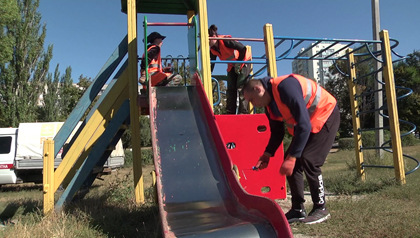 Коммунальщики ремонтируют повреждённые вандалами детские площадки (ФОТО)
