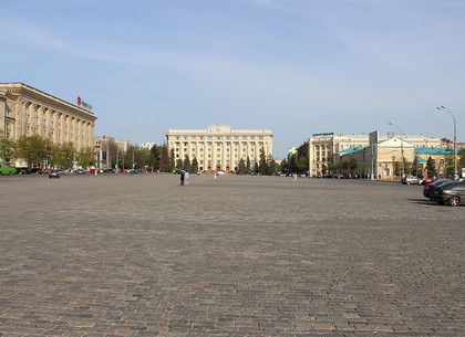 В центре Харькова на пустой площади столкнулись авто (ФОТО)