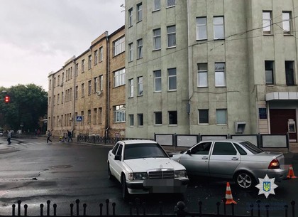 ДТП в центре Харькова: на скользкой дороге ВАЗ не пропустил Mercedes