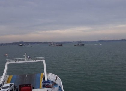 Украинские военные корабли прошли Крымский мост