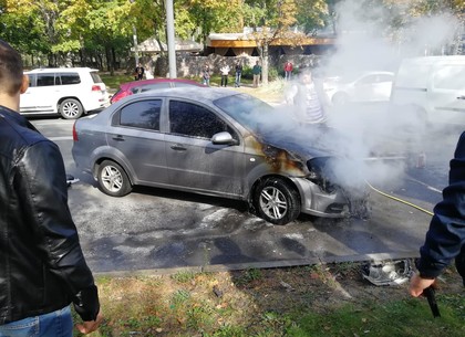 Самоотверженная борьба с пожаром в авто на Алексеевке (ФОТО)