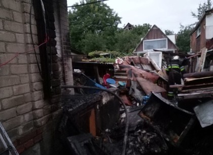 На Салтовке сгорел частный дом, погибла женщина (ФОТО)
