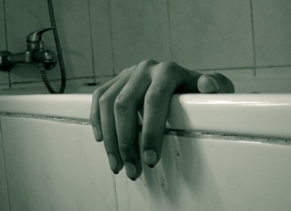 Несчастный случай или убийство в ночи: женщина утонула в собственной ванной