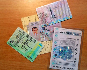 Без прав, страховки и техпаспорта: в Украине предлагают разрешить водить без документов