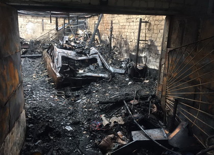 В Покотиловке сгорел огромный гараж. Дом удалось спасти (ФОТО)