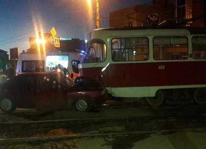 В лобовую атаку, на таран трамвая пошел водитель «евробляхера» Ауди (ФОТО)