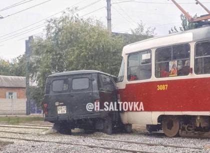 Еще один 27-й трамвай пострадал от столкновения с УАЗом (ФОТО)