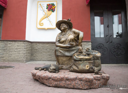 Памятник бабушке, торгующей семечками возле рынка, стал знаковым для ФЛП-шников Харькова, работавших без трудовой книжки