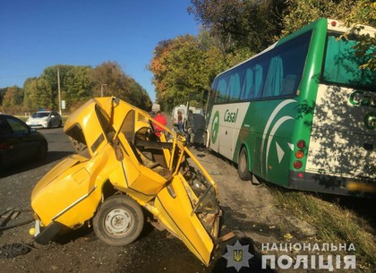 Под Харьковом столкнулись автобус и легковушка: погиб неизвестный водитель (ВИДЕО, ФОТО)