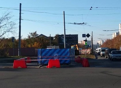 По улице Валентиновской для транспорта закрыли второй перекресток