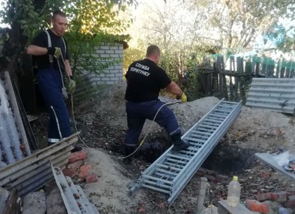 В селе под Харьковом женщина упала в яму и сломала ногу (ФОТО)