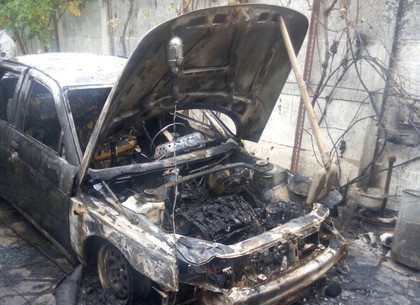 В частном дворе Харькова сгорел автомобиль (ФОТО)
