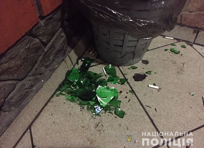 Хулиган разбушевался: мужчина напал на посетителей кафе с куском разбитой бутылки