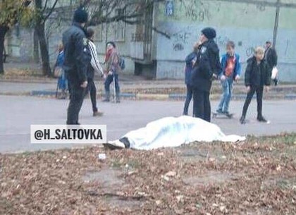 На Салтовке посреди улицы умер мужчина (ФОТО)