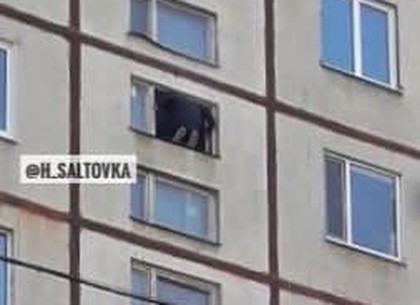 На Салтовке мужчина грозится выпрыгнуть из окна седьмого этажа (ФОТО)