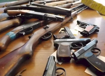 Харьковчане продолжают идти в полицию, прихватив с собой оружие (ФОТО)