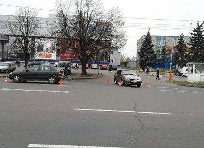 Утреннее ДТП на Салтовке парализовало движение троллейбусов (ФОТО)