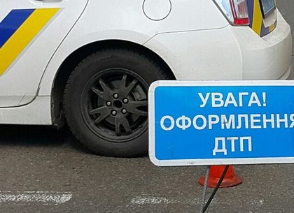 Микроавтобус и легковушка не разминулись на пешеходном переходе на проспекте Гагарина (ФОТО)