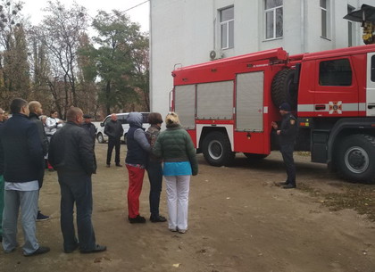 Эвакуацией персонала больницы и применением огнетушителей было отмечено 2 ноября  «ЧП» в Новобаварском районе (ФОТО)