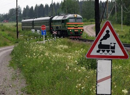 На Харьковщине железнодорожный тепловоз насмерть задавил юношу на мопеде