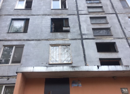 На Салтовке горела квартира, из окна выбрасывали вещи (ВИДЕО)
