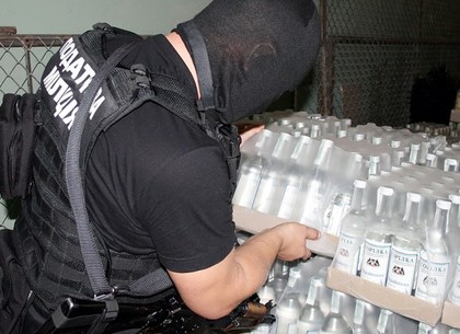 Харьковчанина, который через кафе торговал «паленкой», осудили через год после задержания